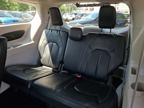 Used 2023 Chrysler Pacifica Touring-L FWD image 10