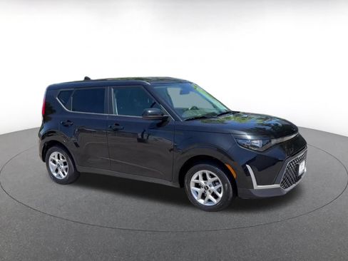 Used 2025 Kia Soul LX w/ LX Technology Package FWD image 2