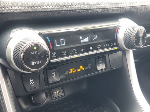 Used 2023 Toyota RAV4 XLE Premium image 30