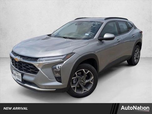 Used 2025 Chevrolet Trax LT image 1