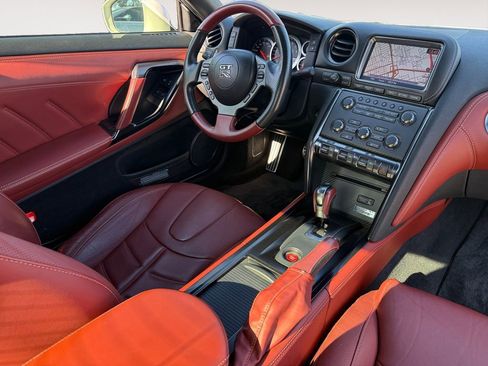 Used 2016 Nissan GT-R Premium image 30