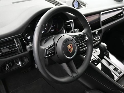 Certified 2025 Porsche Macan image 16