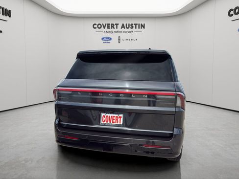 Used 2025 Lincoln Navigator Reserve AWD/4WD image 4