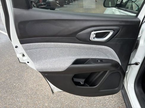 Used 2025 Jeep Compass Latitude image 15