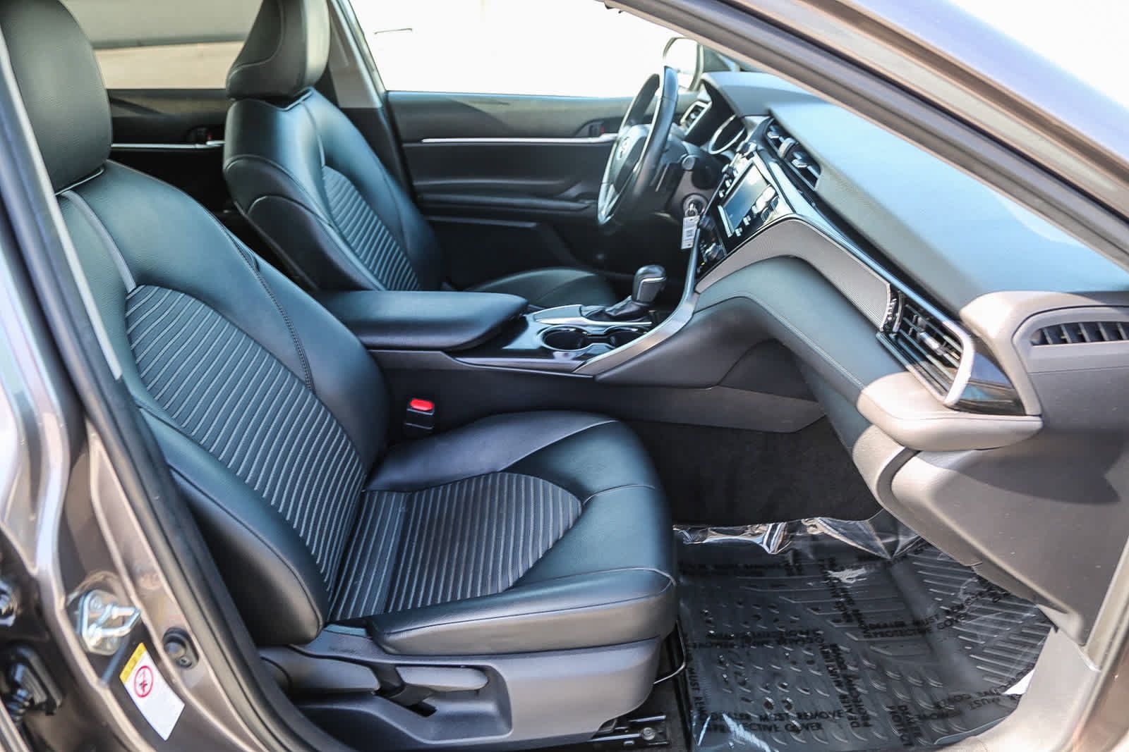 Used 2019 Toyota Camry SE w/ Blackout Package FWD image 16