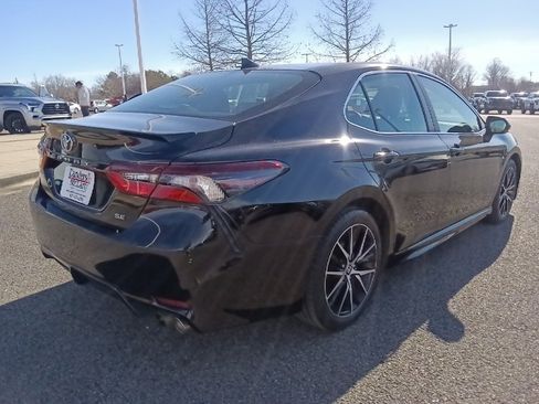 Used 2023 Toyota Camry SE image 3
