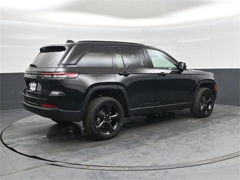 New 2025 Jeep Grand Cherokee Altitude image 3