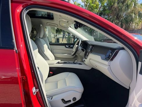 Certified 2024 Volvo XC60 B5 Plus AWD/4WD image 18