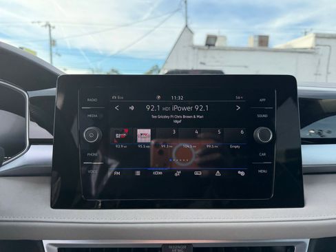 Used 2025 Volkswagen Taos SE image 21