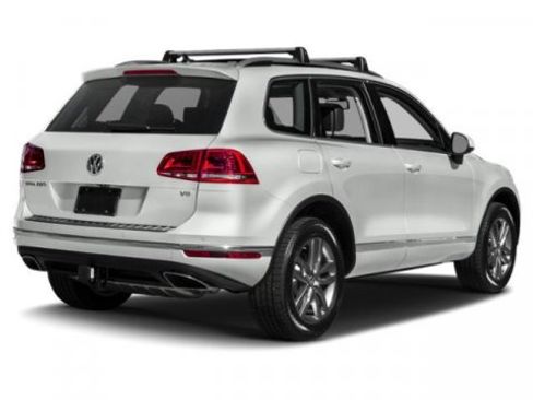 Used 2015 Volkswagen Touareg Lux image 2