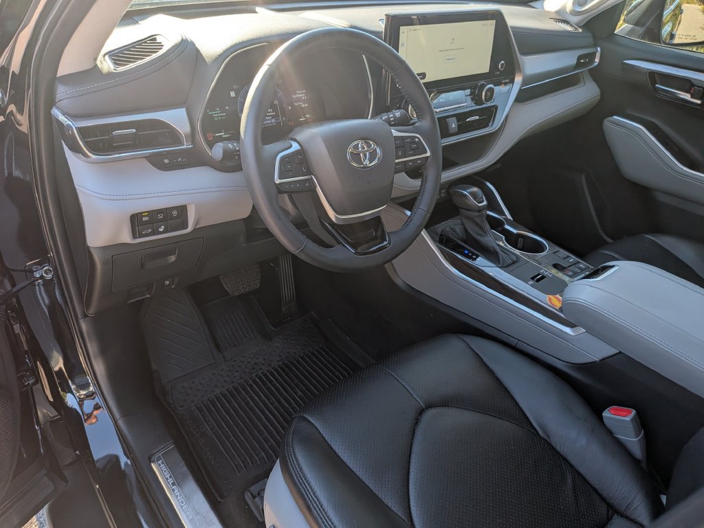 Used 2024 Toyota Highlander Platinum FWD image 12