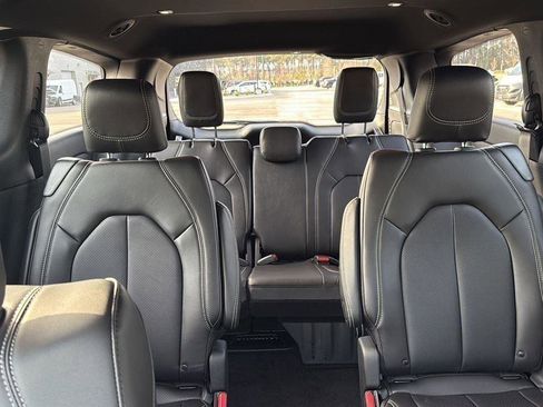 New 2026 Chrysler Pacifica Select image 23