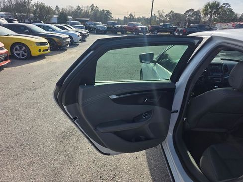 Used 2015 Chevrolet Impala LT w/ Convenience Package image 8