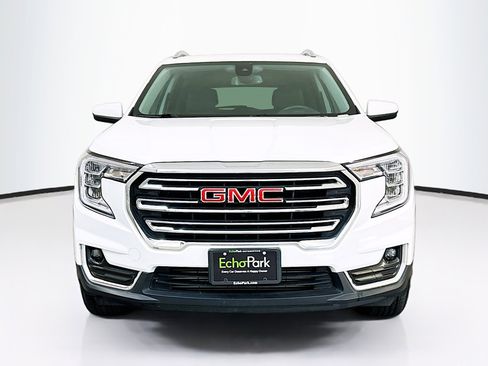 Used 2024 GMC Terrain SLT image 2