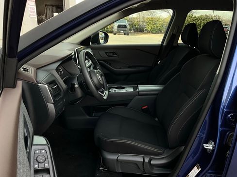 Used 2023 Nissan Rogue S image 10