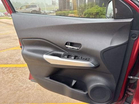 Used 2019 Nissan Kicks SR w/ SR Premium Package FWD image 5