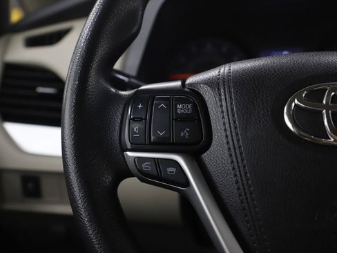 Used 2017 Toyota Sienna LE image 28