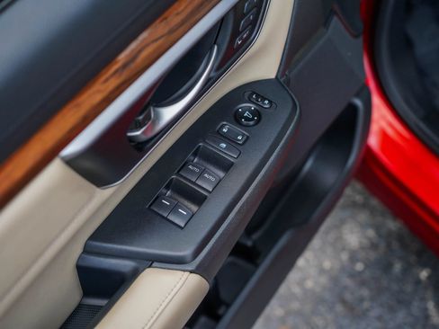 Used 2018 Honda CR-V Touring image 10