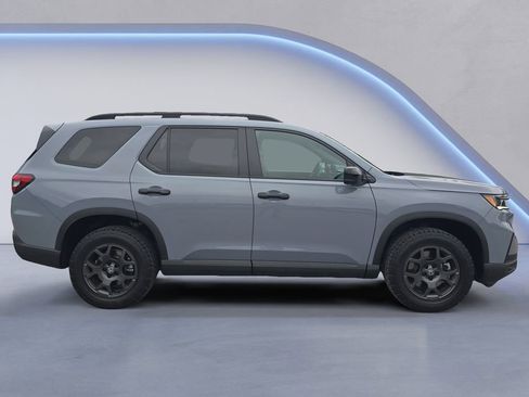 Used 2025 Honda Pilot TrailSport image 7