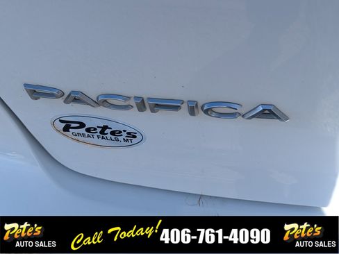Used 2023 Chrysler Pacifica Touring-L image 15