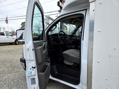 Used 2021 Chevrolet Express 3500 w/ Power Convenience Package image 9