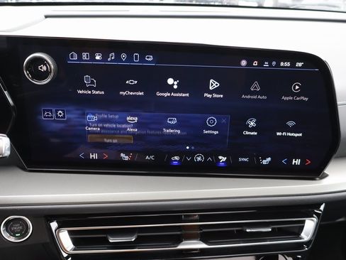 Used 2025 Chevrolet Traverse LT w/ Sun and Wheel Package image 9