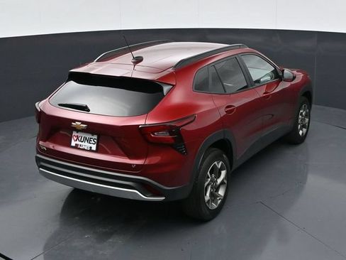 Used 2025 Chevrolet Trax LT FWD image 28