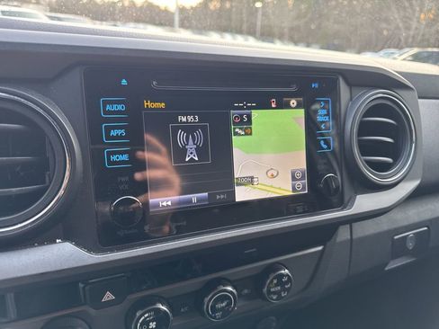 Used 2017 Toyota Tacoma TRD Off-Road image 4