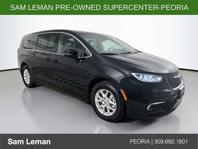 Used 2025 Chrysler Pacifica Select