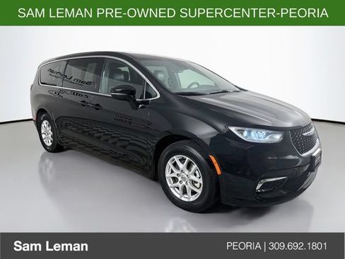 Used 2025 Chrysler Pacifica Select FWD image 1