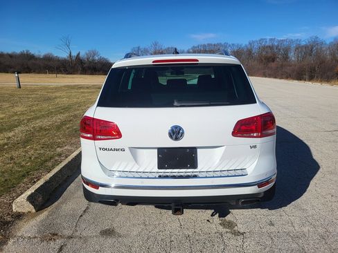 Used 2016 Volkswagen Touareg Sport image 8