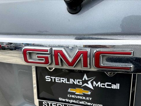Used 2022 GMC Acadia Denali w/ Denali Technology Package FWD image 9