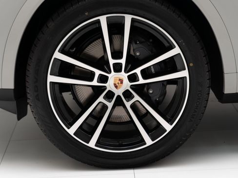 New 2025 Porsche Cayenne image 12