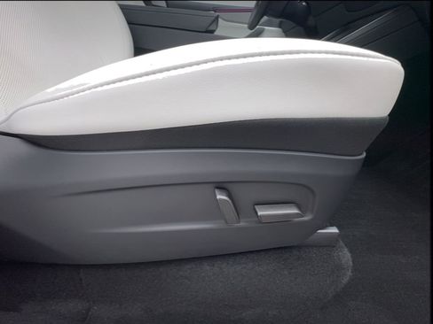 Used 2026 Tesla Model Y 2WD image 30