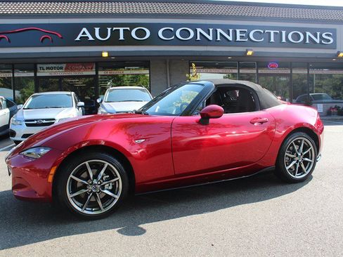 Used 2022 MAZDA MX-5 Miata Grand Touring RWD image 3