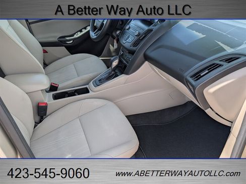 Used 2018 Ford Focus SE w/ Cold Weather Package FWD image 16