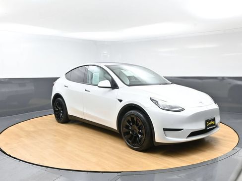 Used 2022 Tesla Model Y Long Range AWD/4WD image 3