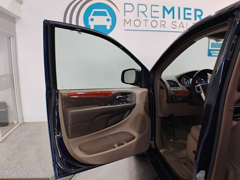 Used 2016 Chrysler Town & Country Touring image 62