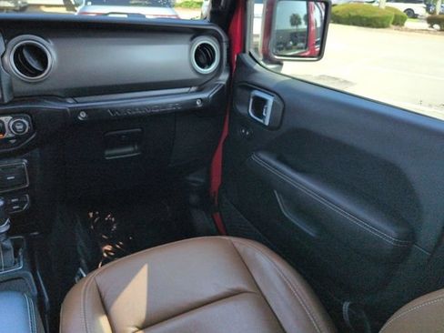 Used 2023 Jeep Wrangler Unlimited Rubicon AWD/4WD image 17