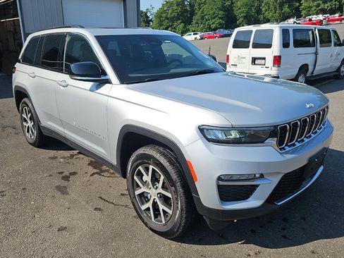 Used 2024 Jeep Grand Cherokee Limited w/ Trailer Tow Package AWD/4WD image 2