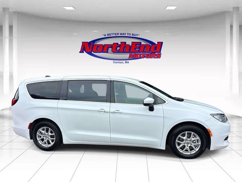 Used 2023 Chrysler Voyager LX FWD image 2