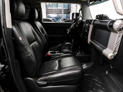Used 2013 Toyota FJ Cruiser 4WD w/ Convenience Pkg image 38