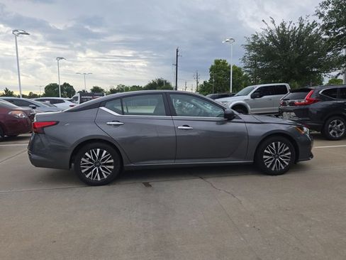 Used 2025 Nissan Altima 2.5 SV image 4