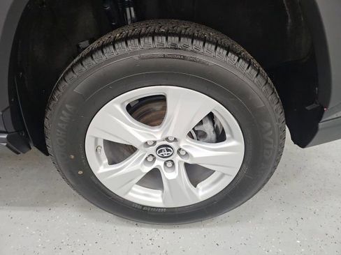 Used 2021 Toyota RAV4 LE image 11