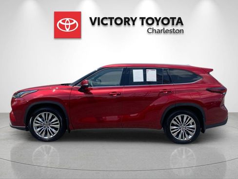 Used 2025 Toyota Highlander Platinum AWD/4WD image 2