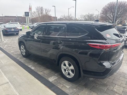 Used 2021 Toyota Highlander LE image 23