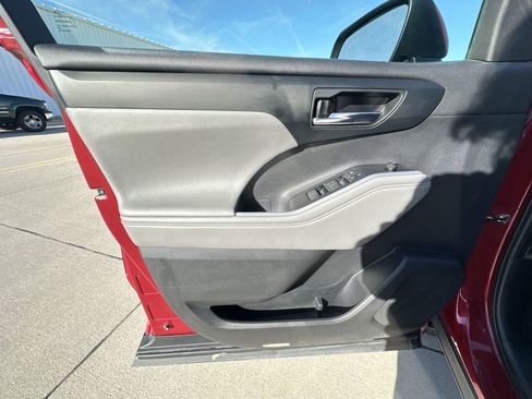 Used 2021 Toyota Highlander XLE image 22