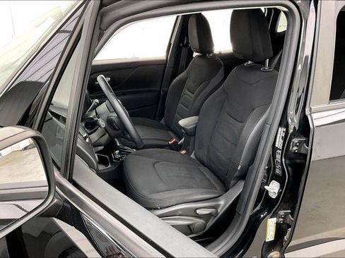 Used 2017 Jeep Renegade Altitude FWD image 8
