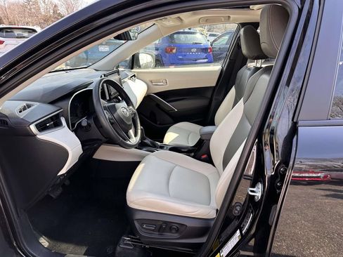 Used 2022 Toyota Corolla Cross XLE w/ Convenience Package AWD/4WD image 11