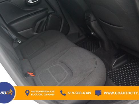 Used 2022 Jeep Renegade Latitude AWD/4WD image 13